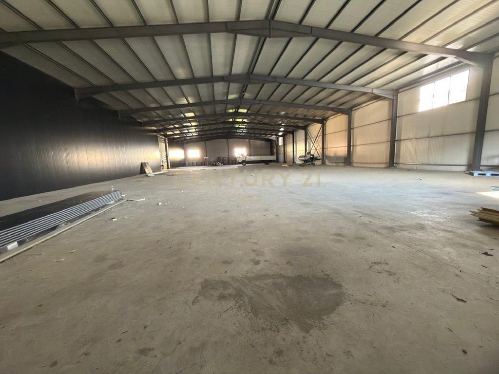 Magazzino di 2000m² in affitto vicino alla Strada Principale, ex Keneta, Durazzo!!!