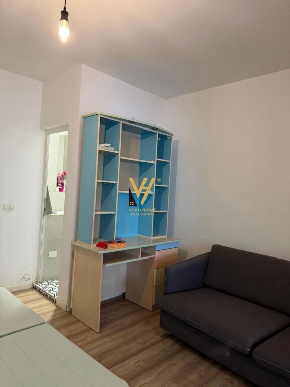 JEPET APARTAMENT 1+1 ME QERA TEK RRUGA E BARRIKADAVE 50.000 LEKE