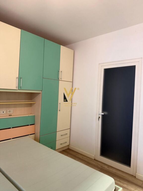 JEPET APARTAMENT 1+1 ME QERA TEK RRUGA E BARRIKADAVE 50.000 LEKE
