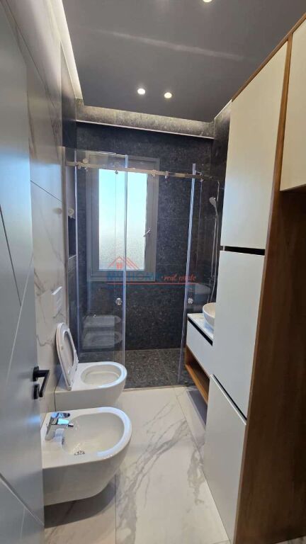 Apartament 2+1+2 Poste parkimi ne shitje tek Tower Bridge ne Tirane
