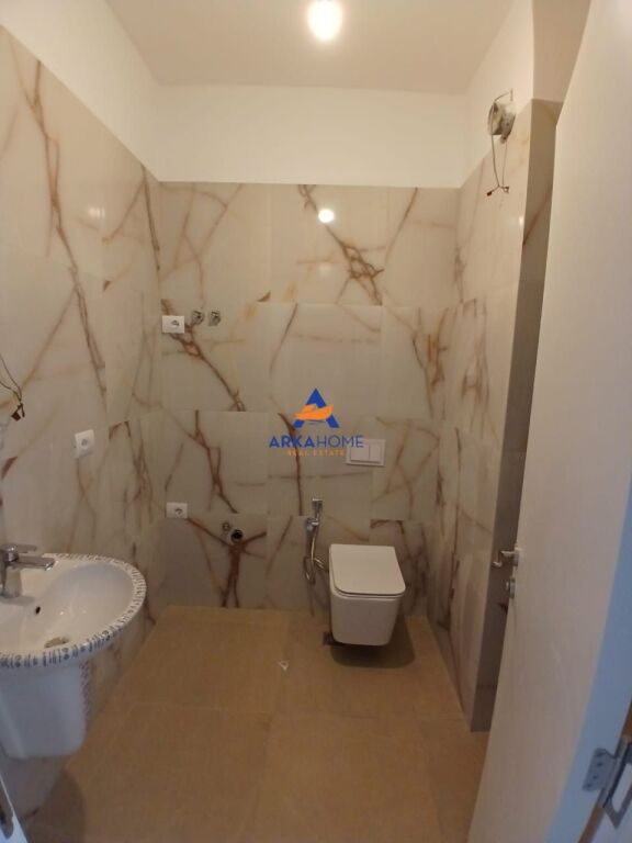 AFFITTASI APPARTAMENTO 2+1+BALCONE PER UFFICIO "RRUGA E BARRIKADAVE" 13000 EURO
