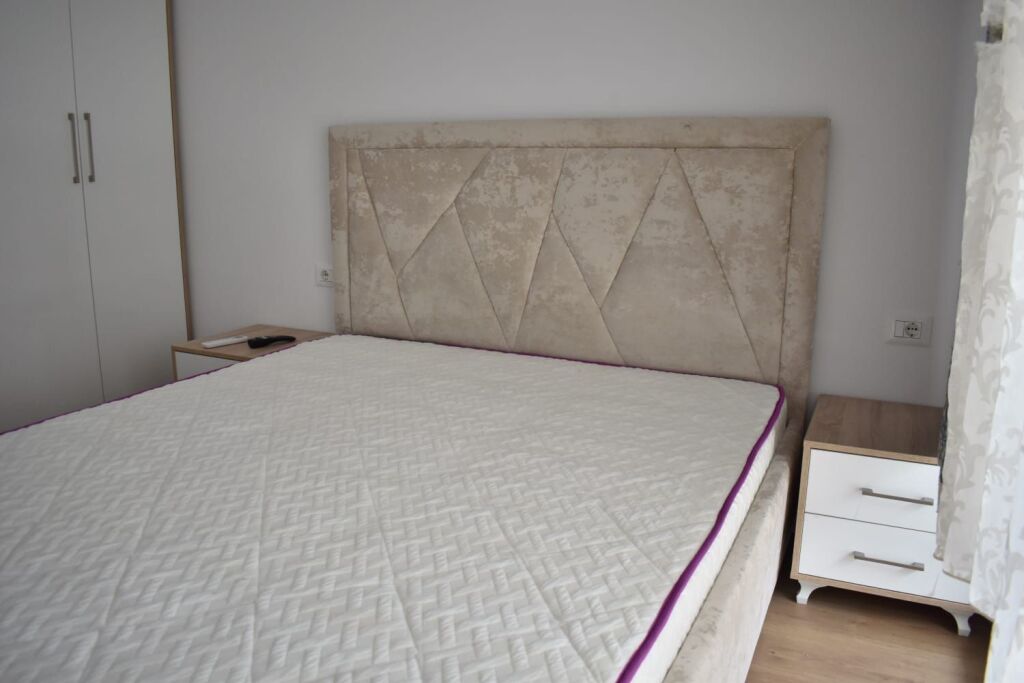 🏡 Appartamento 1+1 in affitto al Kompleksi Kaimi, Via Ali Demi, Tirana.