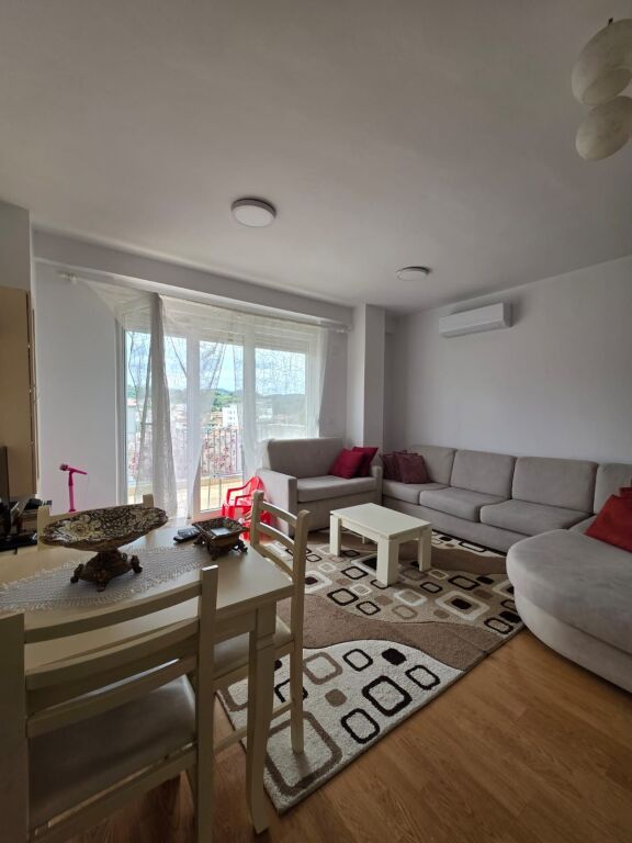 Jepet me qera apartament 2+1 te komplesi Ana ne Qytet Studenti!