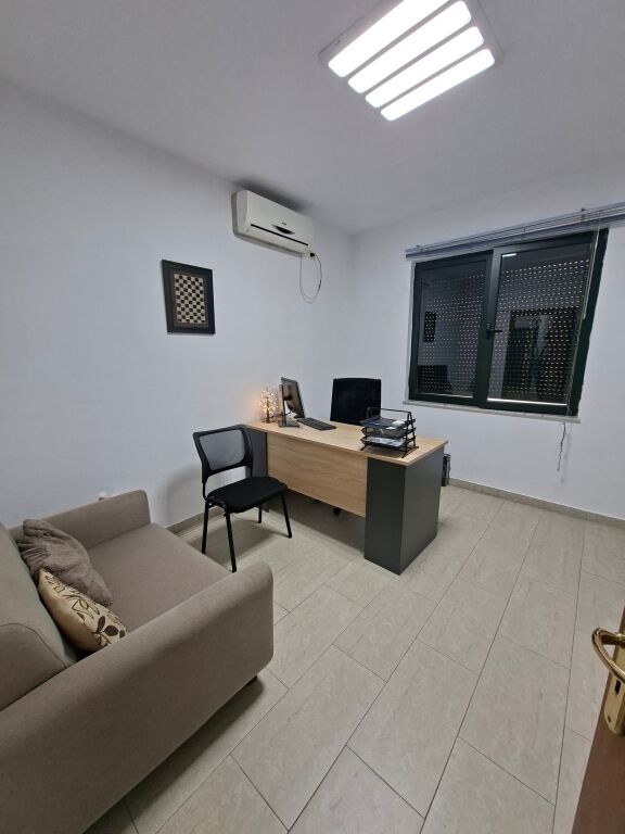 AMBIENTE PER UFFICI VICINO AL MINISTERO DEGLI AFFARI ESTERI A BRRYLI. 235 M2. 1500 €