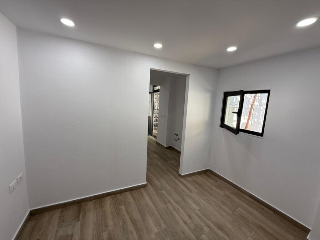Ufficio in affitto presso l'ex Mercato Elettrico (ID BZ2974) Tirana