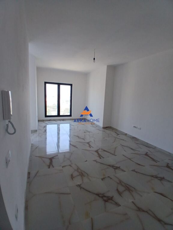 AFFITTASI APPARTAMENTO 2+1+BALCONE PER UFFICIO "RRUGA E BARRIKADAVE" 13000 EURO