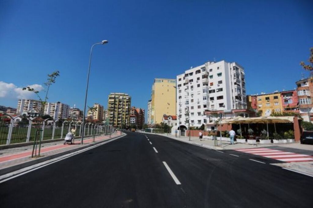 SHITET APARTAMENT 2+1+2 TEK RRUGA E KOSOVARËVE!
