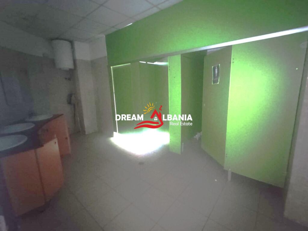 Locale commerciale in affitto nella zona di Blloku vicino allo Stadio Selman Stermasi (ID 42611545)