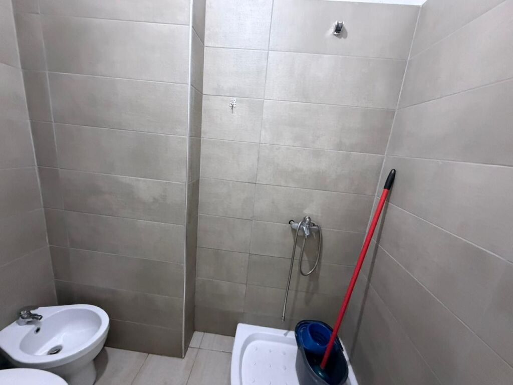 🏡 Jepet me qira apartament 3+1+2 📍 Tek 5 Maji, pallatet e tërmetit