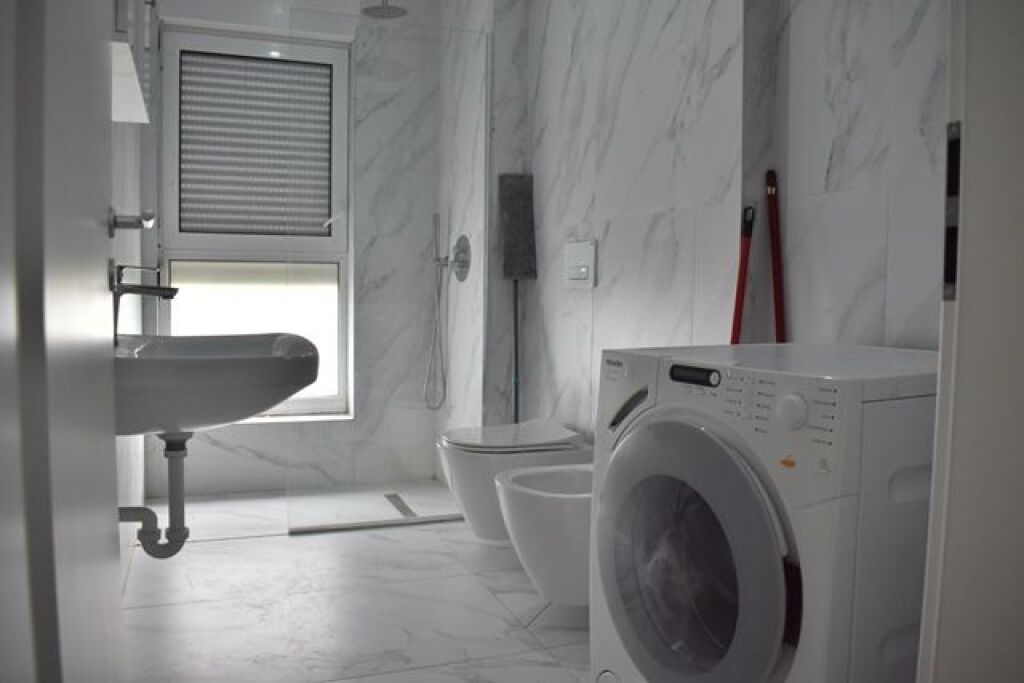 🏡 Appartamento 1+1 in affitto al Kompleksi Kaimi, Via Ali Demi, Tirana.