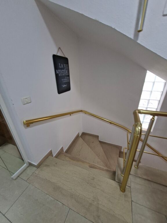 AMBIENTE PER UFFICI VICINO AL MINISTERO DEGLI AFFARI ESTERI A BRRYLI. 235 M2. 1500 €