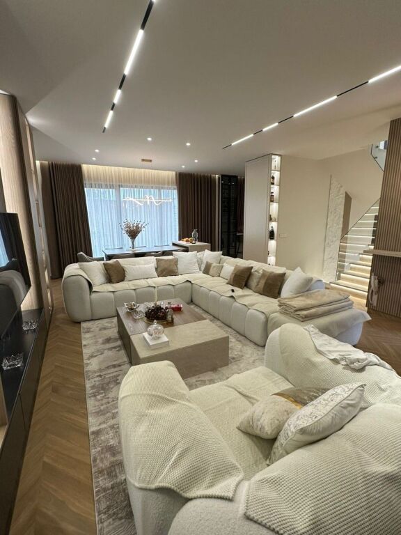 🏡 Villa Residenziale – Vile Roses, Farkë