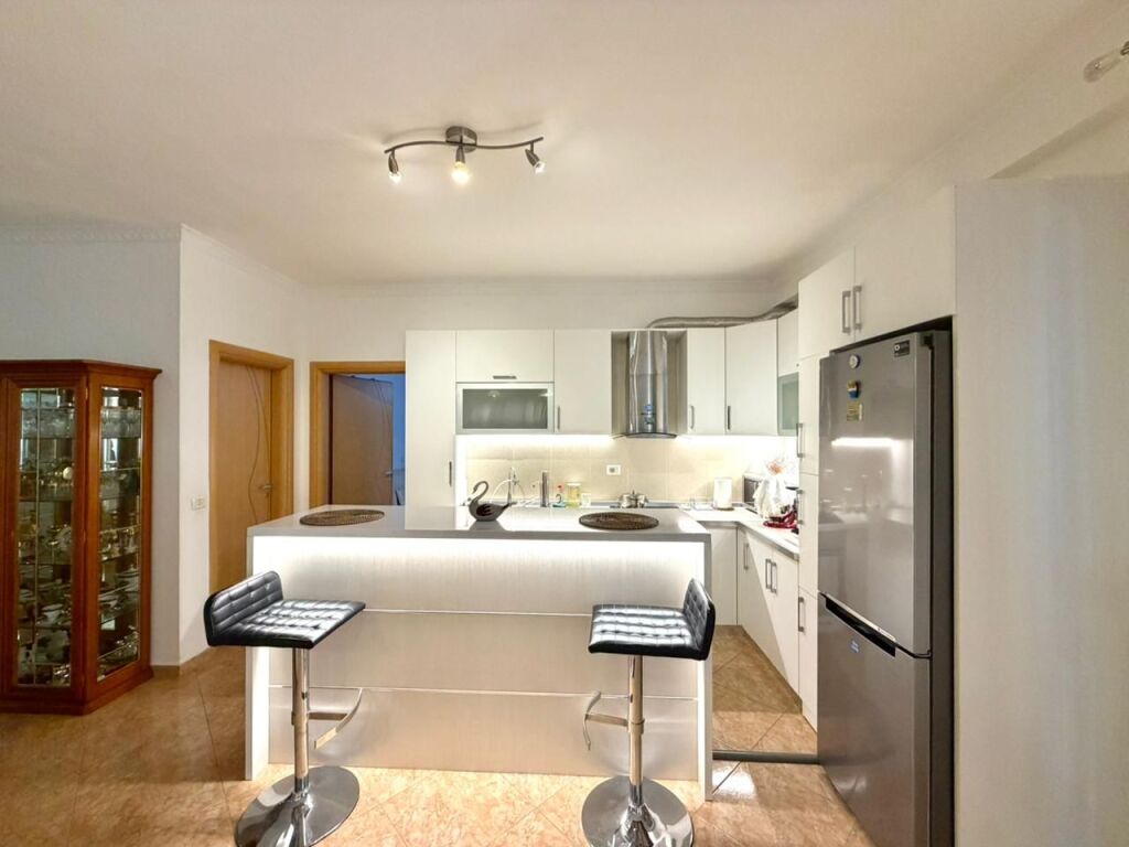 Shitet: Apartament 2+1, pranë Shkollës së Muzikës, Vlorë