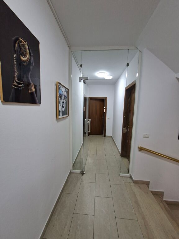 AMBIENTE PER UFFICI VICINO AL MINISTERO DEGLI AFFARI ESTERI A BRRYLI. 235 M2. 1500 €