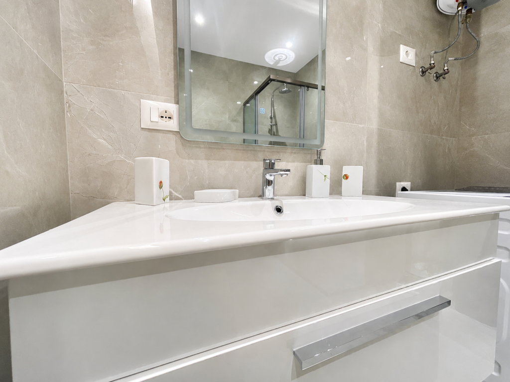 Shitet Apartament 1+1 i Mobiluar me Pamje Deti - Qerret, Kavaje