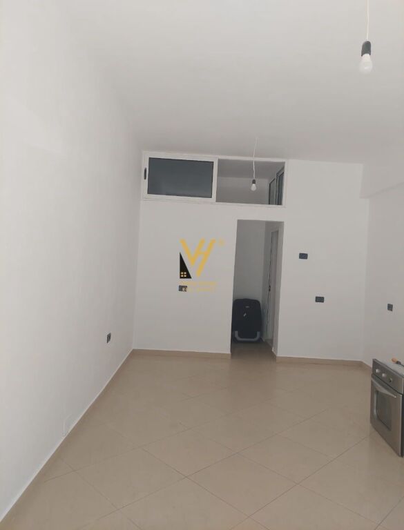 AFFITTASI NEGOZIO 30 M2 A KOMUNA PARISIT 40.000 LEKE