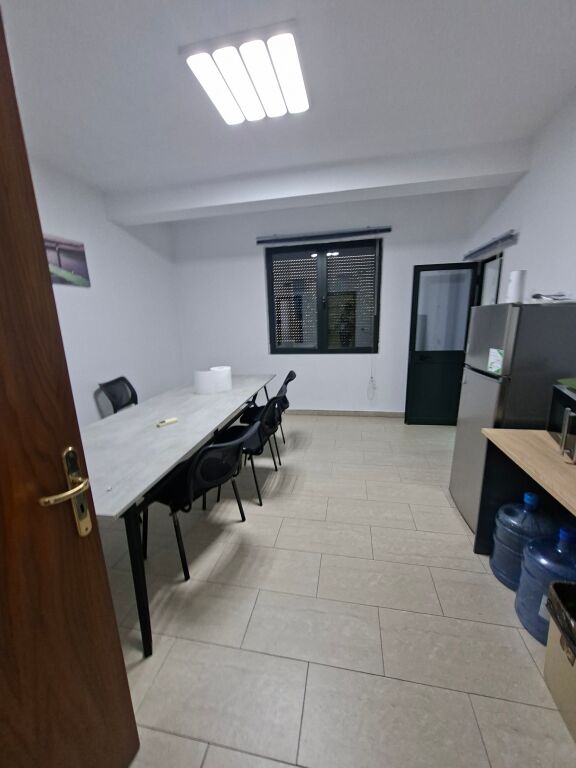 AMBIENTE PER UFFICI VICINO AL MINISTERO DEGLI AFFARI ESTERI A BRRYLI. 235 M2. 1500 €