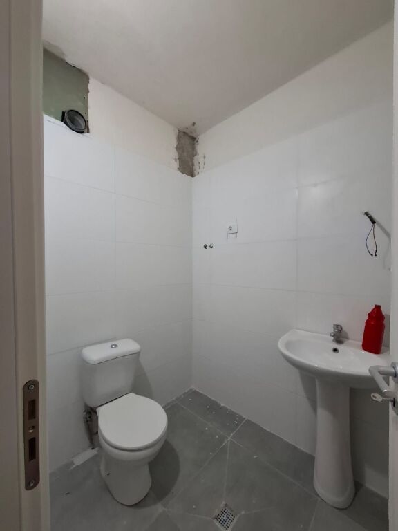 Locale commerciale in affitto in Via Durazzo!