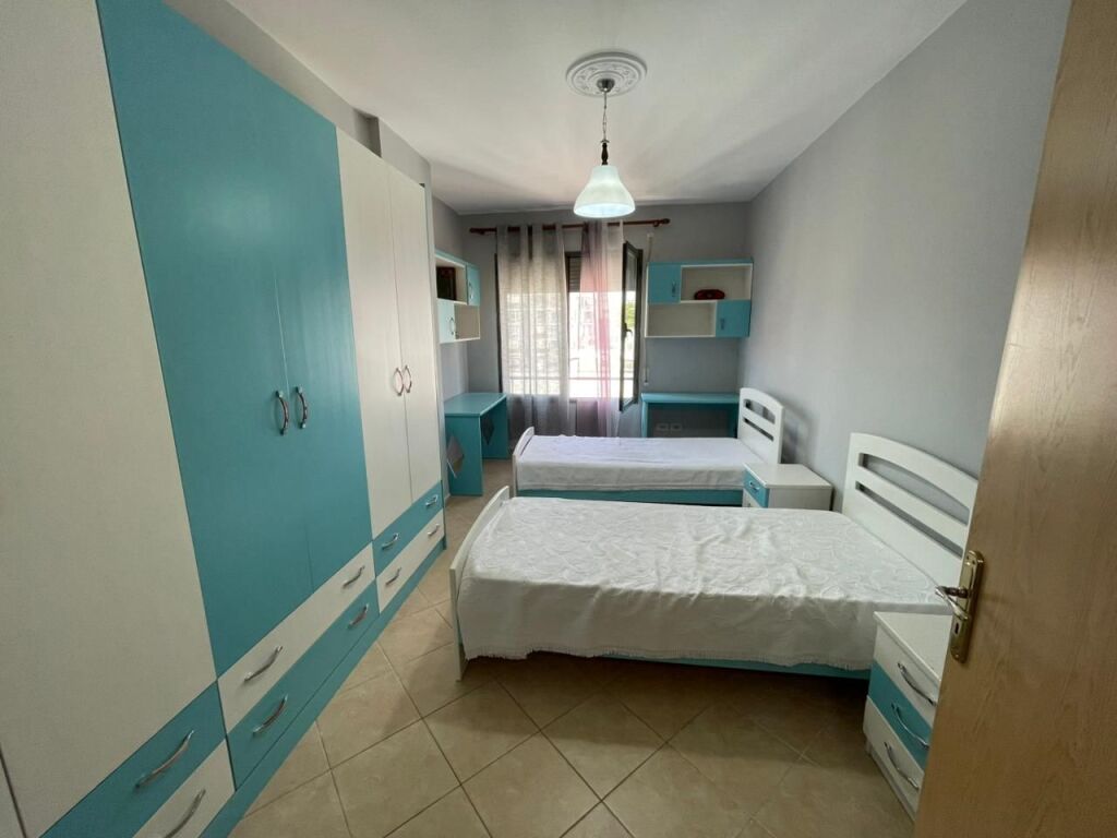 Qera, Apartament 2+1 + Depo , Komuna e Parisit, Tirane.