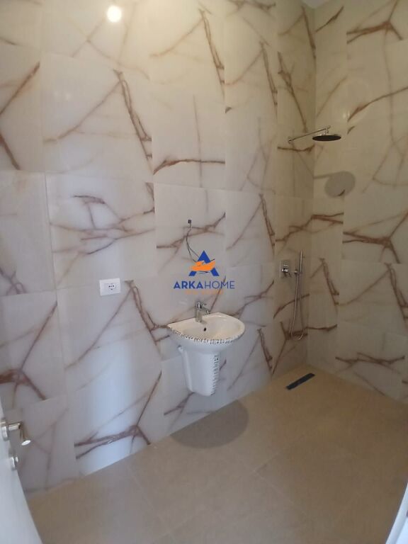 AFFITTASI APPARTAMENTO 2+1+BALCONE PER UFFICIO "RRUGA E BARRIKADAVE" 13000 EURO