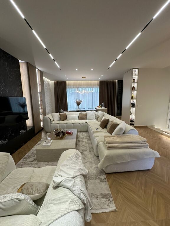 🏡 Villa Residenziale – Vile Roses, Farkë