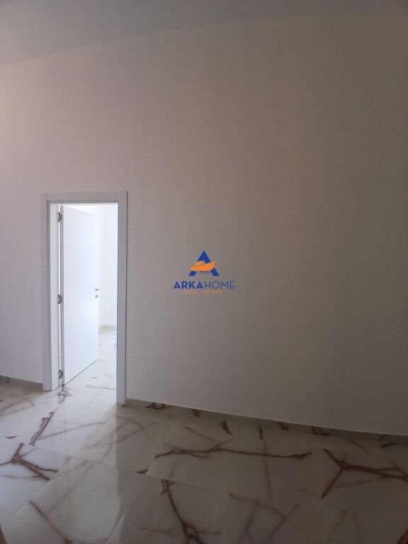 AFFITTASI APPARTAMENTO 2+1+BALCONE PER UFFICIO "RRUGA E BARRIKADAVE" 13000 EURO