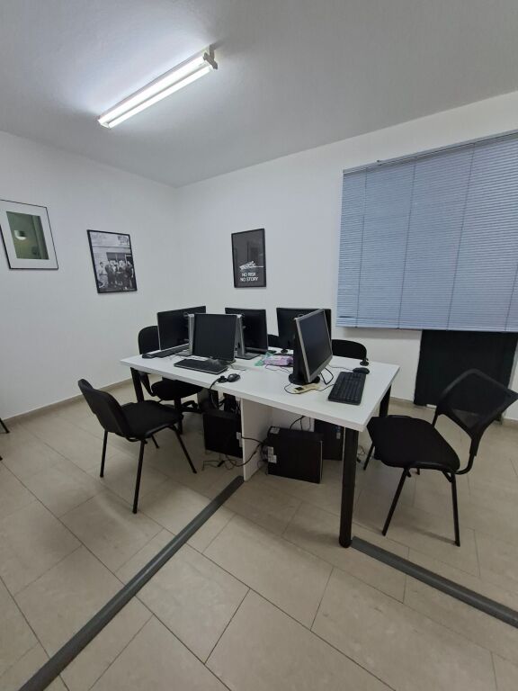 AMBIENTE PER UFFICI VICINO AL MINISTERO DEGLI AFFARI ESTERI A BRRYLI. 235 M2. 1500 €