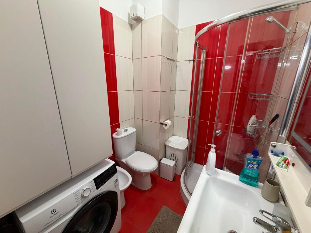 Jepet me qera 2+1  Adresa : Sheshi Willson  Kati 7  E mobiluar  Cmimi 900€ ne muaj