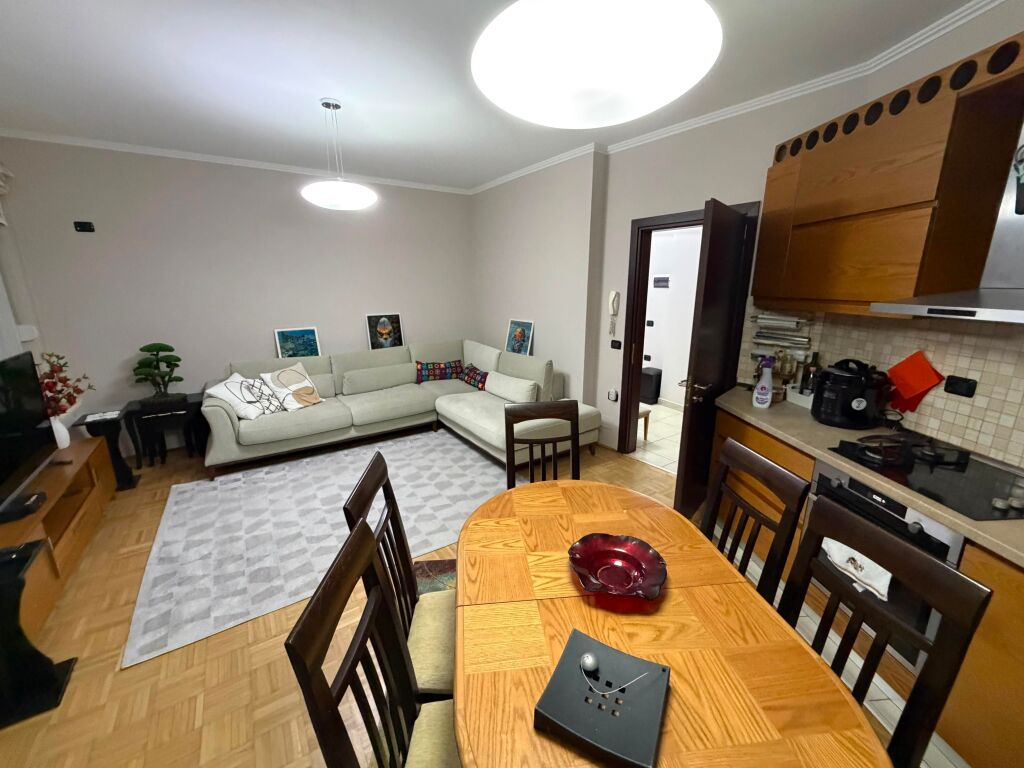 Jepet me qera 2+1  Adresa : Sheshi Willson  Kati 7  E mobiluar  Cmimi 900€ ne muaj