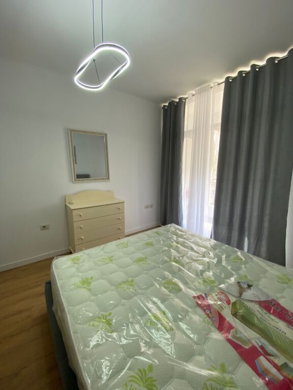 🏡 Jepet me qera apartament 1+1 📍 Myslym Shyr   ✨ Ndodhet e 5-të të një ndërtimi  ekzistues pa ashensor  🛋️ Totalisht i mobiluar dhe i investuar për një jetesë komode  💰 Çmimi: 60.000 lekë/muaj 📞 Për më shumë informacion kontaktoni në privat.