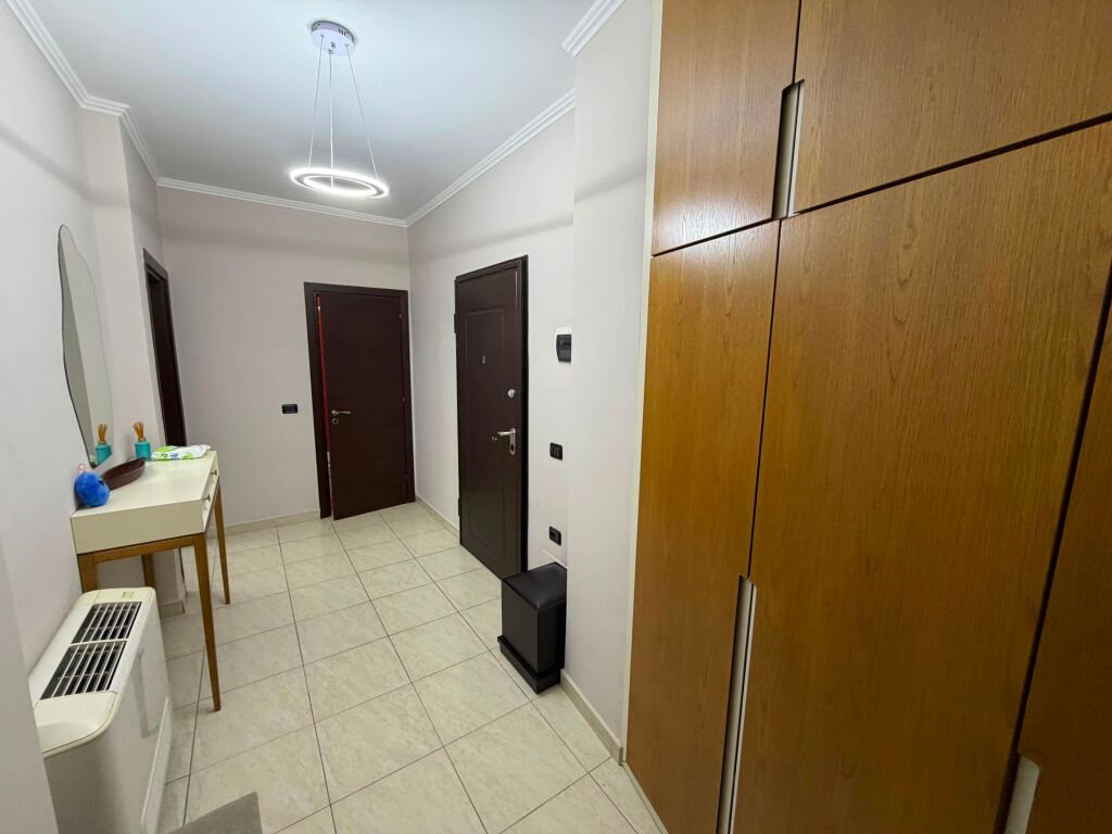Jepet me qera 2+1  Adresa : Sheshi Willson  Kati 7  E mobiluar  Cmimi 900€ ne muaj