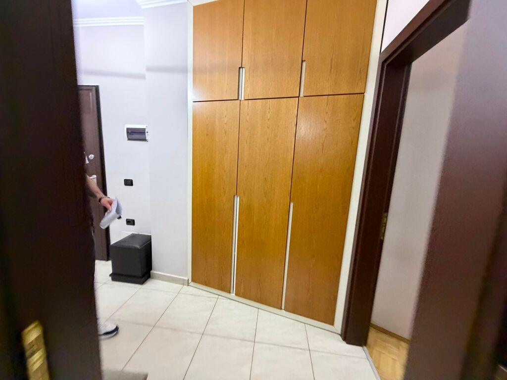 Jepet me qera 2+1  Adresa : Sheshi Willson  Kati 7  E mobiluar  Cmimi 900€ ne muaj