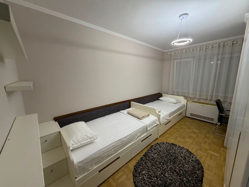 Jepet me qera 2+1  Adresa : Sheshi Willson  Kati 7  E mobiluar  Cmimi 900€ ne muaj