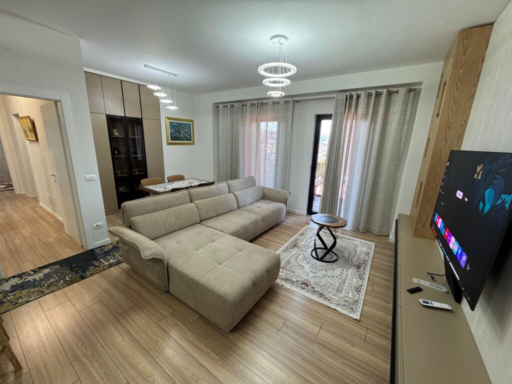 🏢 Jepet me qera 3+1+2 +Parkim 📍Tirana Garden Building,Rruga e kavajes 🛗Kati 6 me 2 ashensorë 🚗 Post parkimi i përfshirë 🏢 Administrimi i përfshirë në çmim  💶 2,000€/muaj