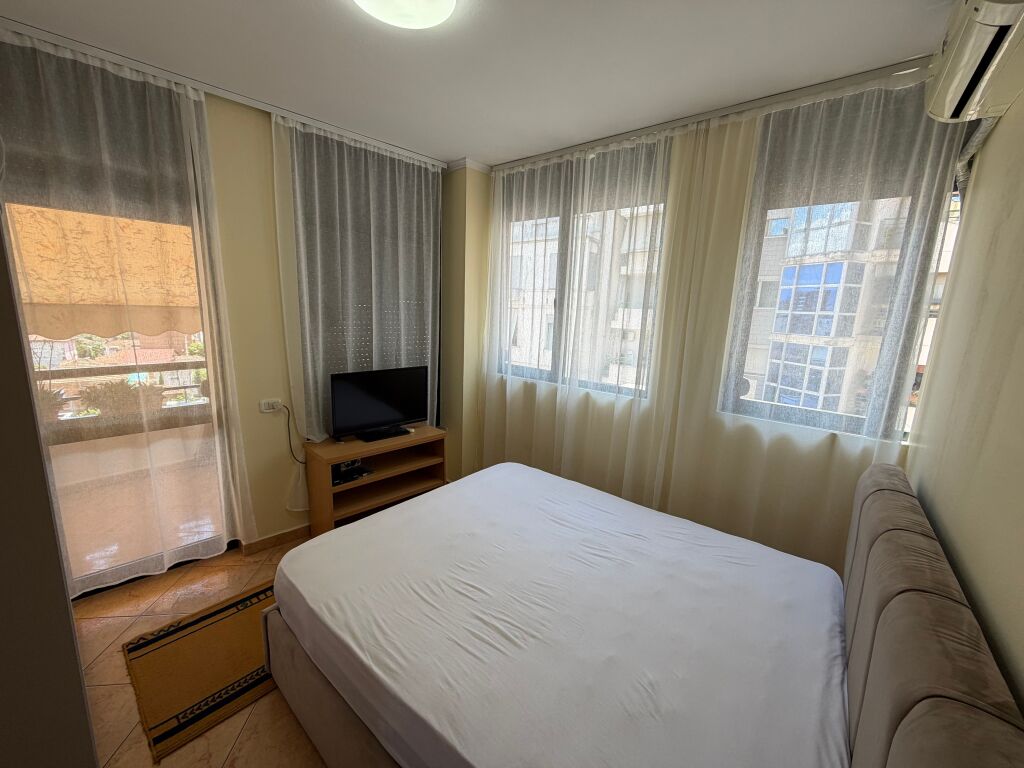 🏡 Jepet me qera apartament 2+1+2 📍 Rruga e Dibrës, pranë Kompleksit “Halili”  ✨ Ndodhet e 5-të të një ndërtimi të ri me ashensor 🛋️ Totalisht i mobiluar dhe i investuar për një jetesë komode  💰 Çmimi: 80.000 lekë/muaj 📞 Për më shumë informacion kontaktoni në privat.