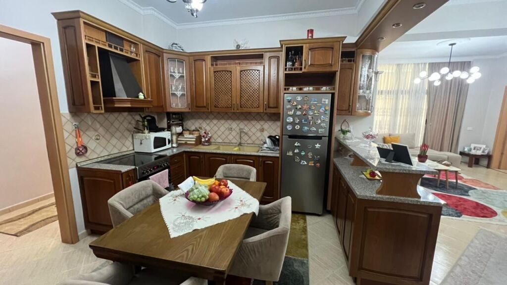 Apartament 3+1+2 per shitje, Rruga e Kavajes!
