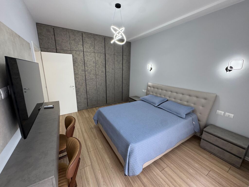 🏢 Jepet me qera 3+1+2 +Parkim 📍Tirana Garden Building,Rruga e kavajes 🛗Kati 6 me 2 ashensorë 🚗 Post parkimi i përfshirë 🏢 Administrimi i përfshirë në çmim  💶 2,000€/muaj