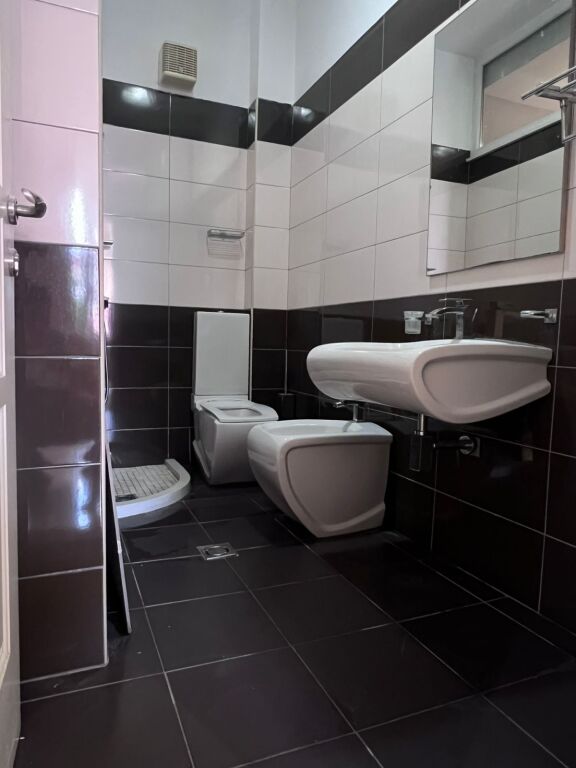 Apartament me qira – Rruga 5 Maji  Concord Center) !