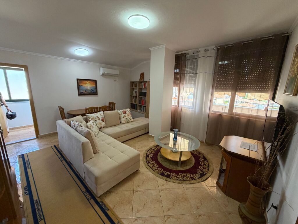 🏡 Jepet me qera apartament 2+1+2 📍 Rruga e Dibrës, pranë Kompleksit “Halili”  ✨ Ndodhet e 5-të të një ndërtimi të ri me ashensor 🛋️ Totalisht i mobiluar dhe i investuar për një jetesë komode  💰 Çmimi: 80.000 lekë/muaj 📞 Për më shumë informacion kontaktoni në privat.
