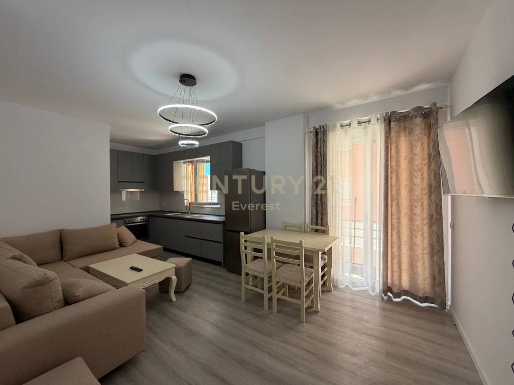 🏡 Jepet me qera apartament 2+1 pranë Xhamisë së Selitës!