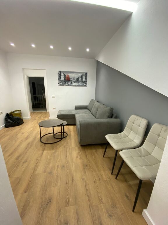 🏡 Jepet me qera apartament 1+1 📍 Myslym Shyr   ✨ Ndodhet e 5-të të një ndërtimi  ekzistues pa ashensor  🛋️ Totalisht i mobiluar dhe i investuar për një jetesë komode  💰 Çmimi: 60.000 lekë/muaj 📞 Për më shumë informacion kontaktoni në privat.