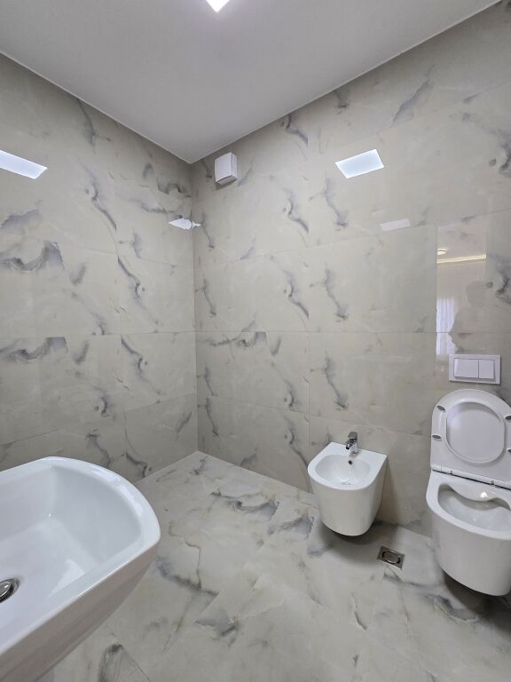 🏡 Jepet Apartament 2+1 me Qira te Kompleksi Delijorgji – Godinat e Reja