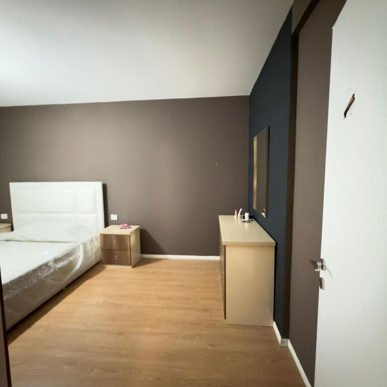 Jepet Apartament 2+1+2 me qira tek Unaza re
