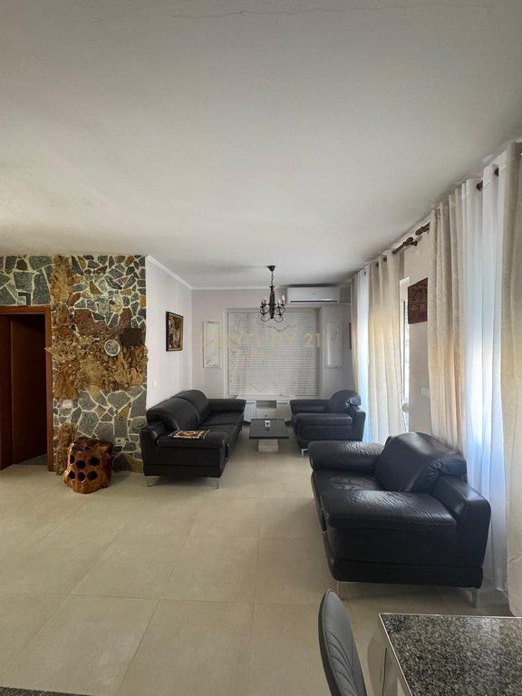 Jepet me Qira Apartament 2+1 me Pamje Deti në Plazh, Durrës !