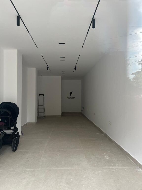 SHOP FOR RENT 45 M2 PAZARI I RI 90,000 LEKE FH-76138