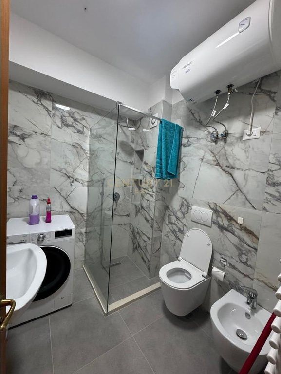 Jepet me Qira Apartament 2+1 me Pamje Deti në Plazh, Durrës !