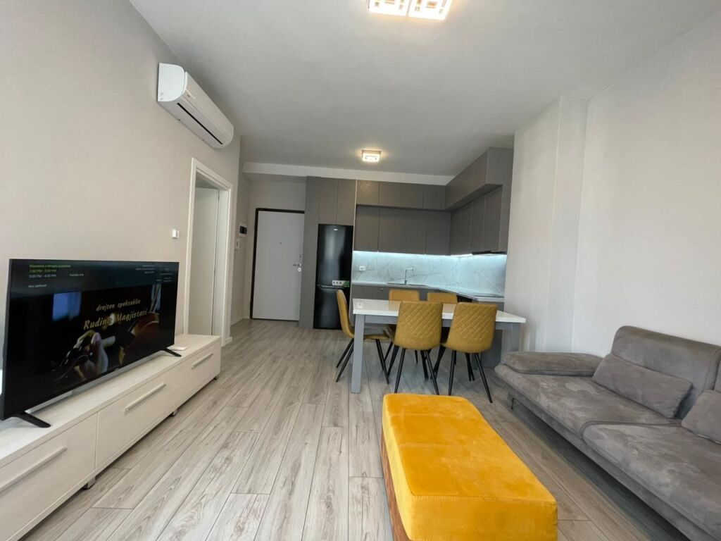 Apartment 1+1 for rent at Komun e Parisit.