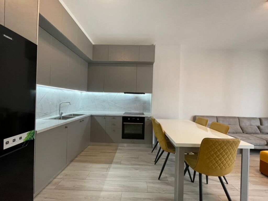 Apartment 1+1 for rent at Komun e Parisit.