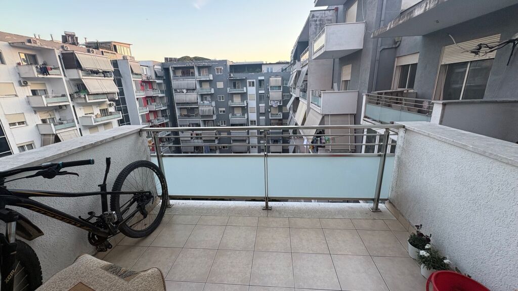Jepet me qera apartament 1+1 i mobiluar tek Kompleksi Golden Park
