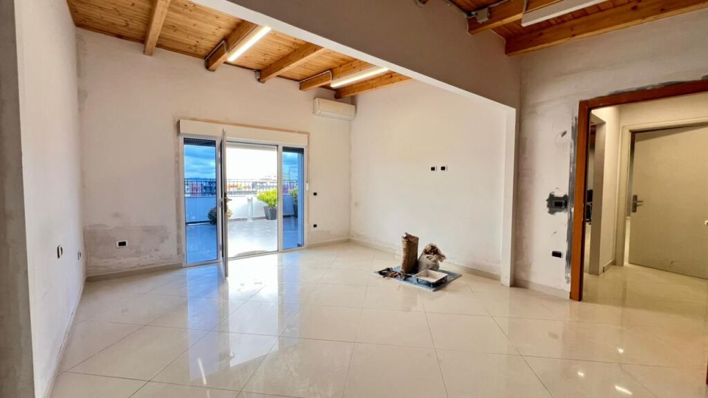 Ufficio Premium in Affitto⚜️: 3 Ambienti di Lavoro + 1 Veranda📍Rruga e Kavajës (Vicino a Esp Oil, Fronte Strada) - Sup. 200m² - 3000€/Mese || Super Privacy Totale
